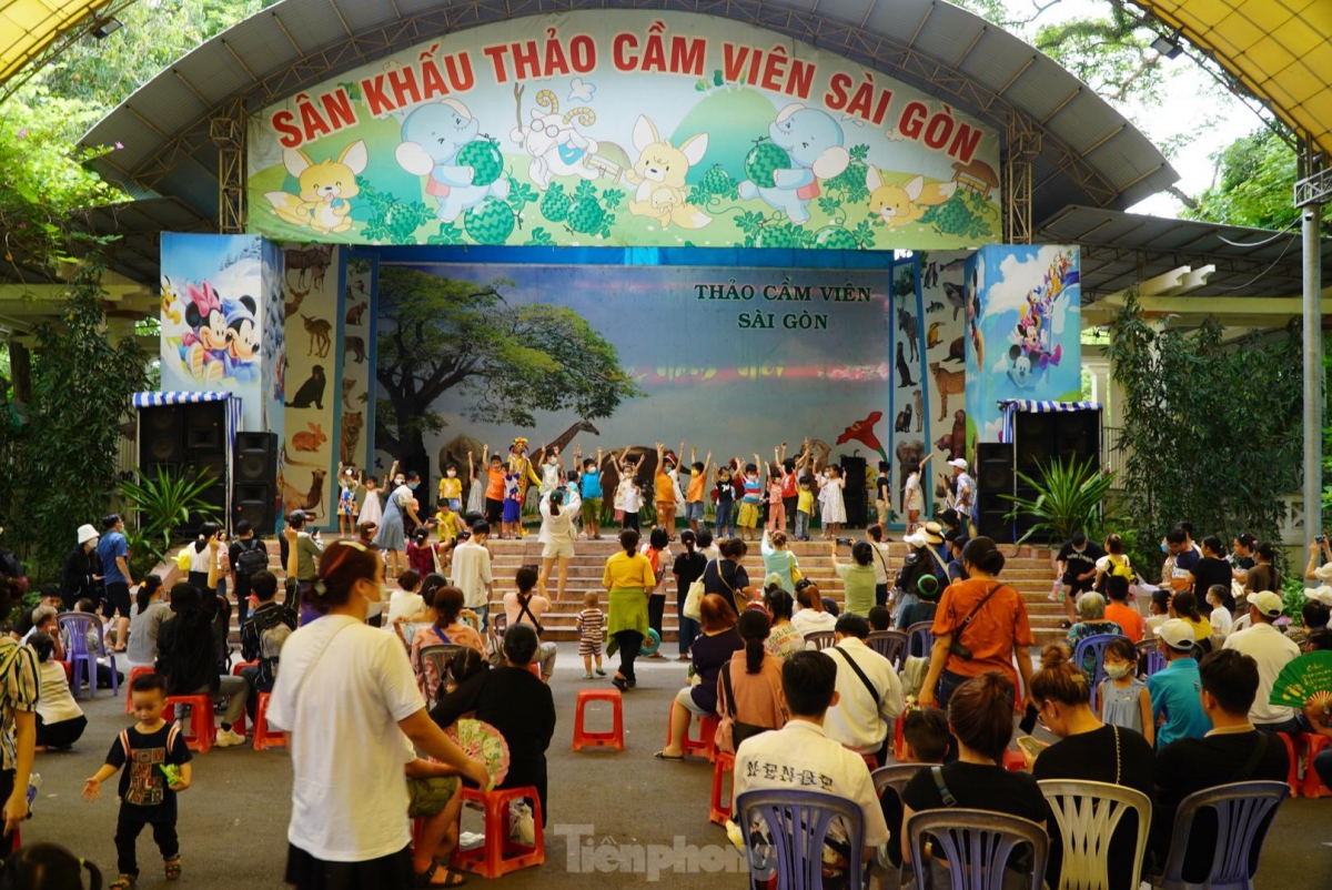 Children hold art performances in order to celebrate International Children’s Day.