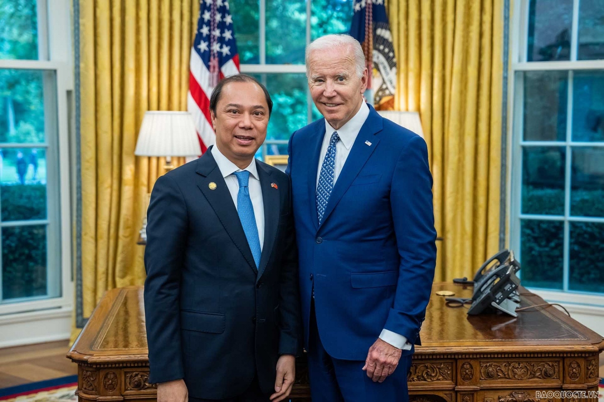 President Joe Biden and Ambassador nguyen Quoc Dung pose for a ohoto in Washington DC recently. (Photo: baoquocte.vn)