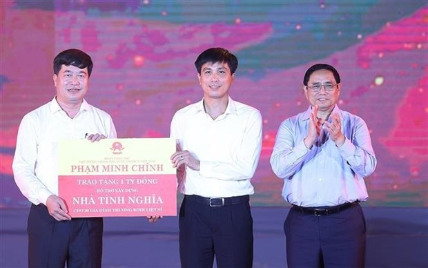 Within the framework of the programme, PM Chinh presents 20 houses to social policy beneficiaries in Anh Son district, Nghe An province.
