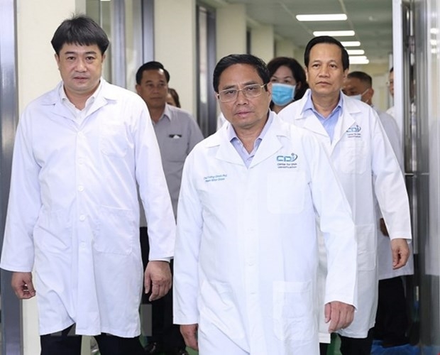 Prime Minister Pham Minh Chinh visits the Institute of Biotechnology at the Vietnam Academy of Science and Technology.