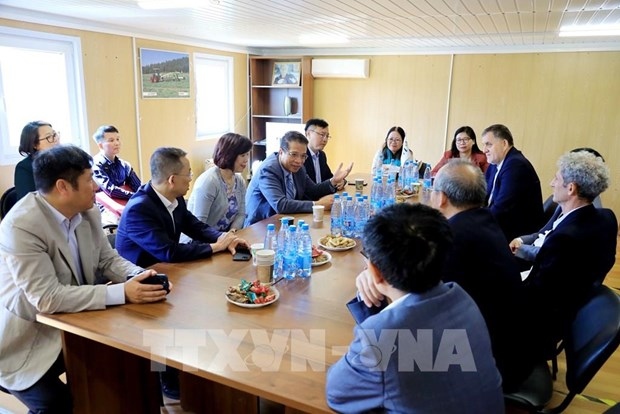 Vietnamese Ambassador to Russia Dang Minh Khoi (the fourth from the left) at a working session with the management board of TH Volokolamsk farm complex in Volokolamsk district