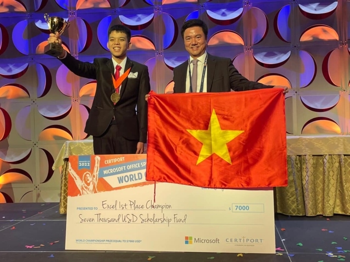 Nguyen Duy Phong wins a gold medal at the 2022 Microsoft Office Specialist World Championship.