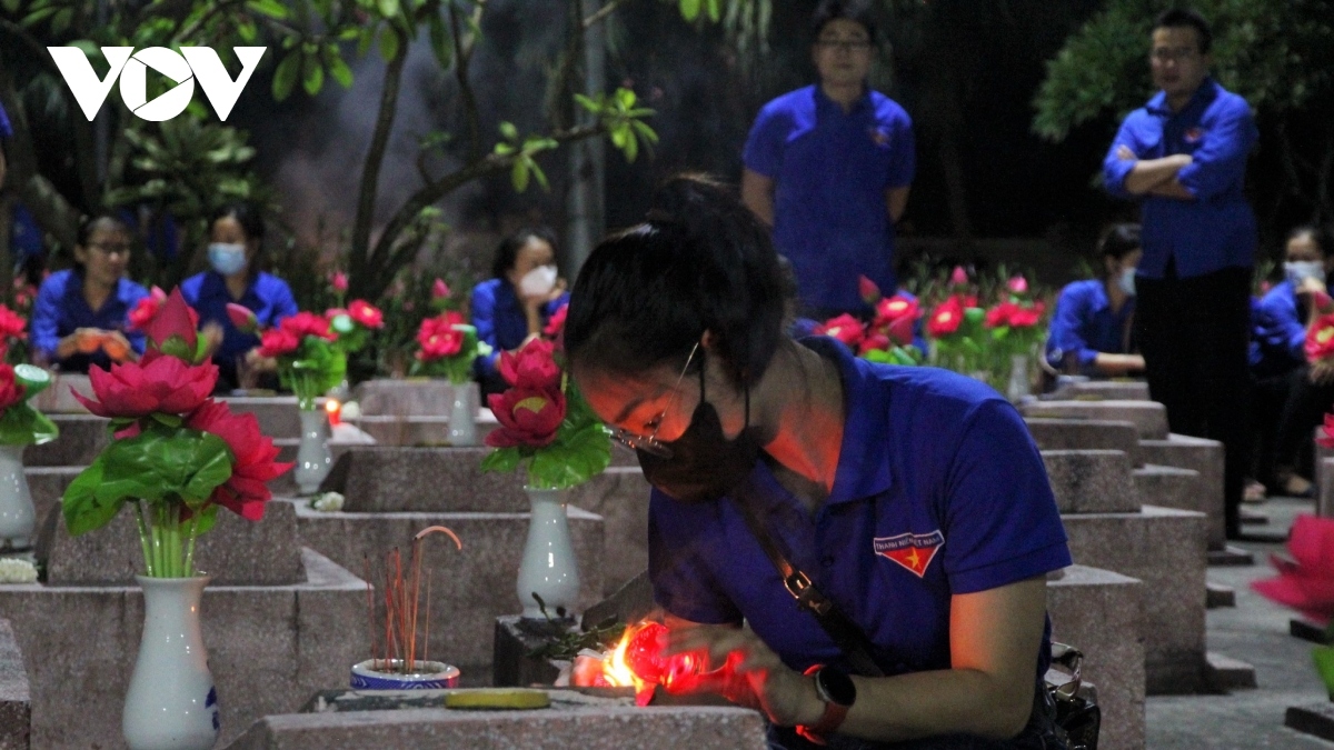 The youth union in the central province of Quang Binh organises a candle-lighting ceremony in all martyrs’ cemeteries around the locality from 8 p.m. on July 26.