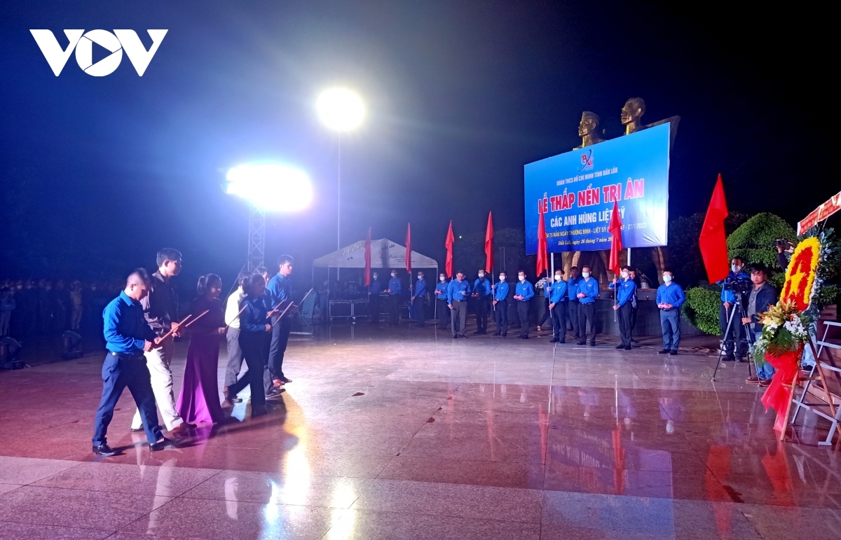 Delegates offer flowers and incense in tribute to fallen soldiers in the Central Highland province of Dak Lak on the night of July 26.