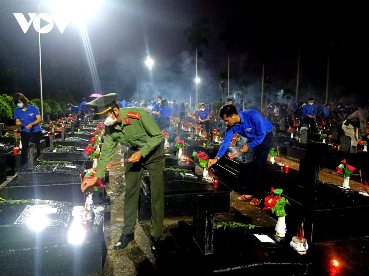 More than 2,300 martyrs’ graves in Dak Lak province’s martyr’s cemetery are lit up with an array of candles.