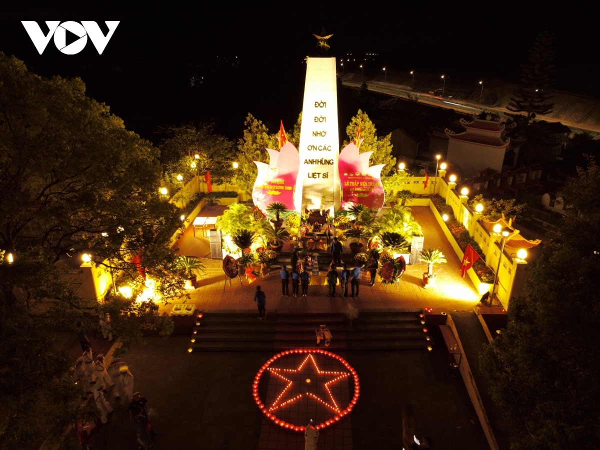A ceremony is held in a martyrs’ cemetery in Ha Long city of Quang Ninh province in order to honour martyrs who sacrificed their lives for the causes of liberation and national reunification.