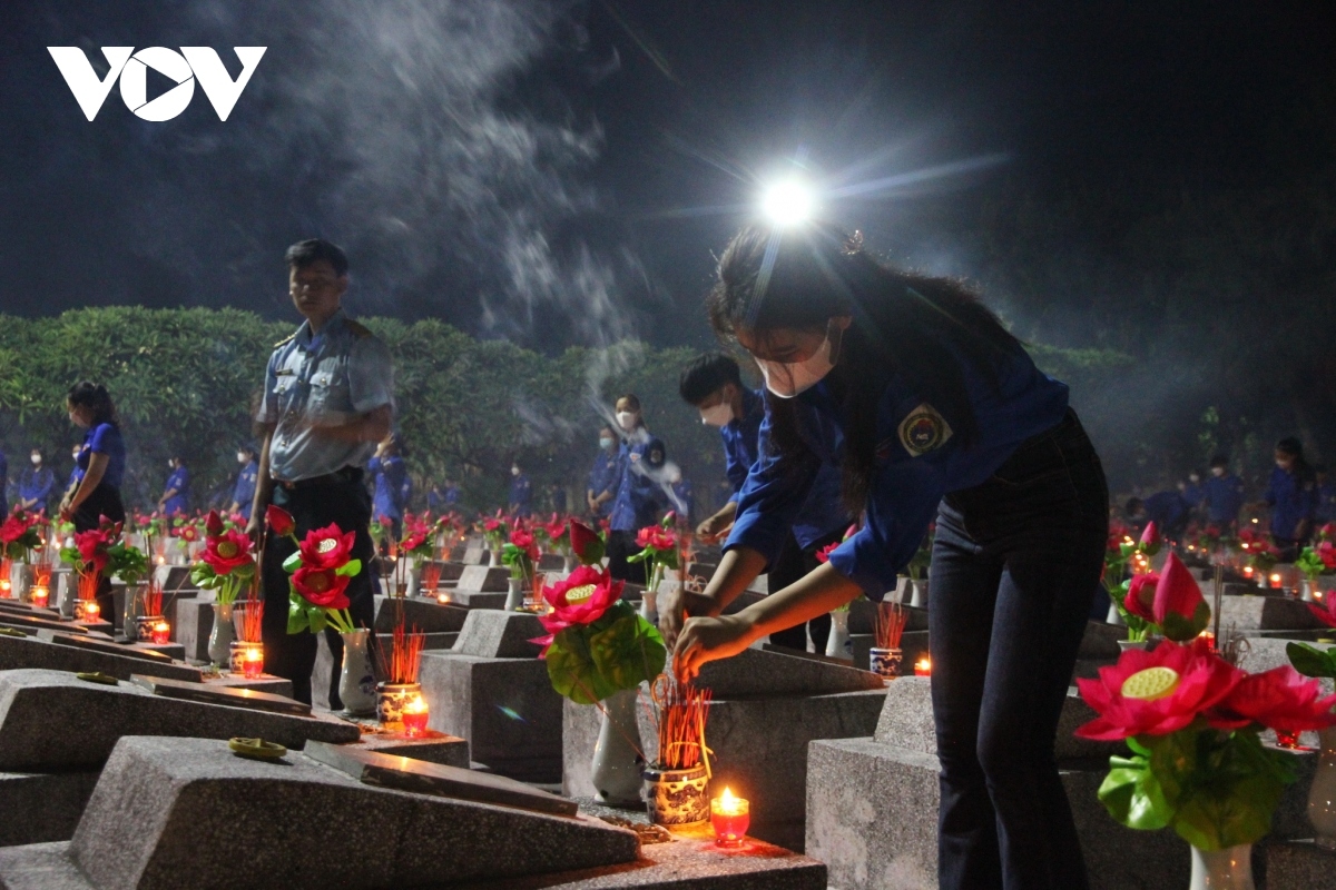 Young people offer incense in tribute to all soldiers who passed away for the cause of protecting the country’s sovereignty.
