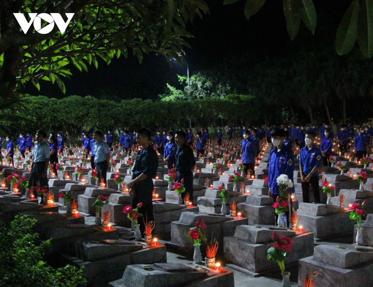 A view of Ba Doc martyrs’ cemetery in Bo Trach district of Quang Binh province where nearly 1,000 young people come to light candles on the graves of 3,000 martyrs.