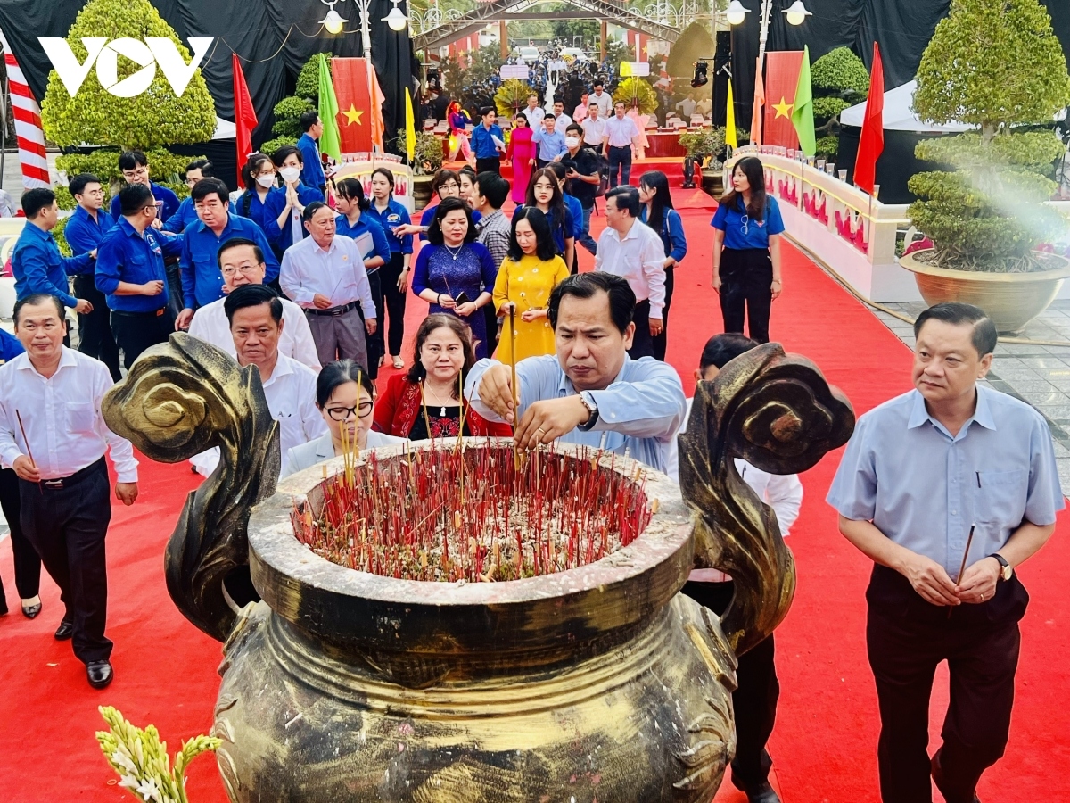 Leaders of Can Tho city offer incense in tribute to fallen combatants at the Martyrs’ Monument.