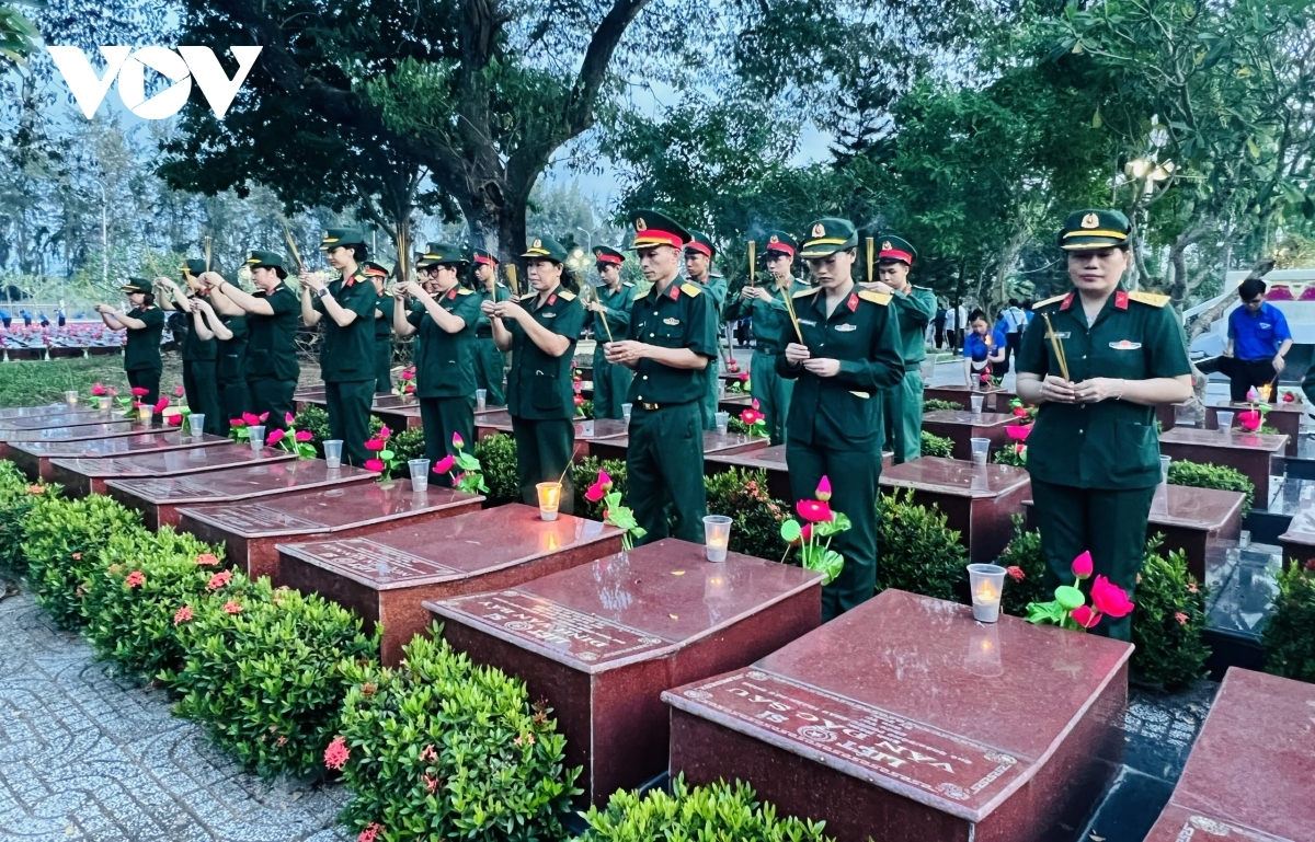 Over 1,000 young volunteers take time to light candles on 5,000 martyrs' graves at the Can Tho city martyrs’ cemetery.