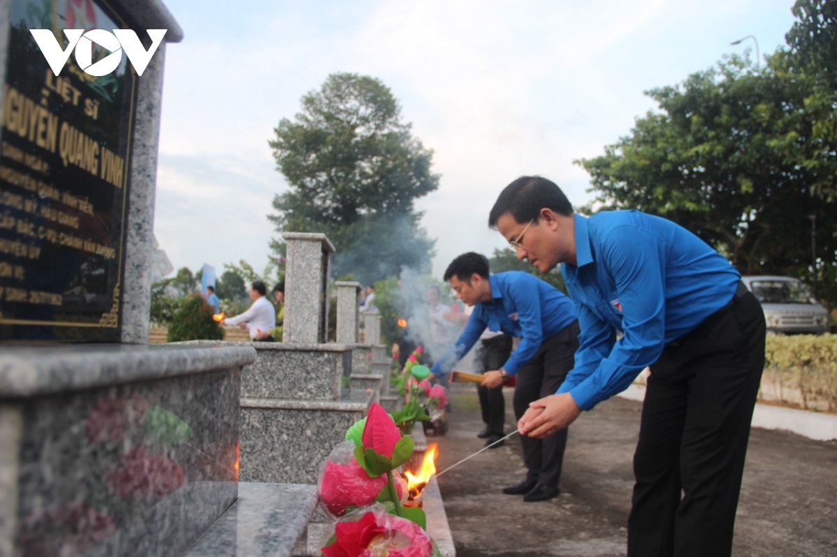 Leaders of Hau Giang province pay homage to the martyrs on the night of July 26.