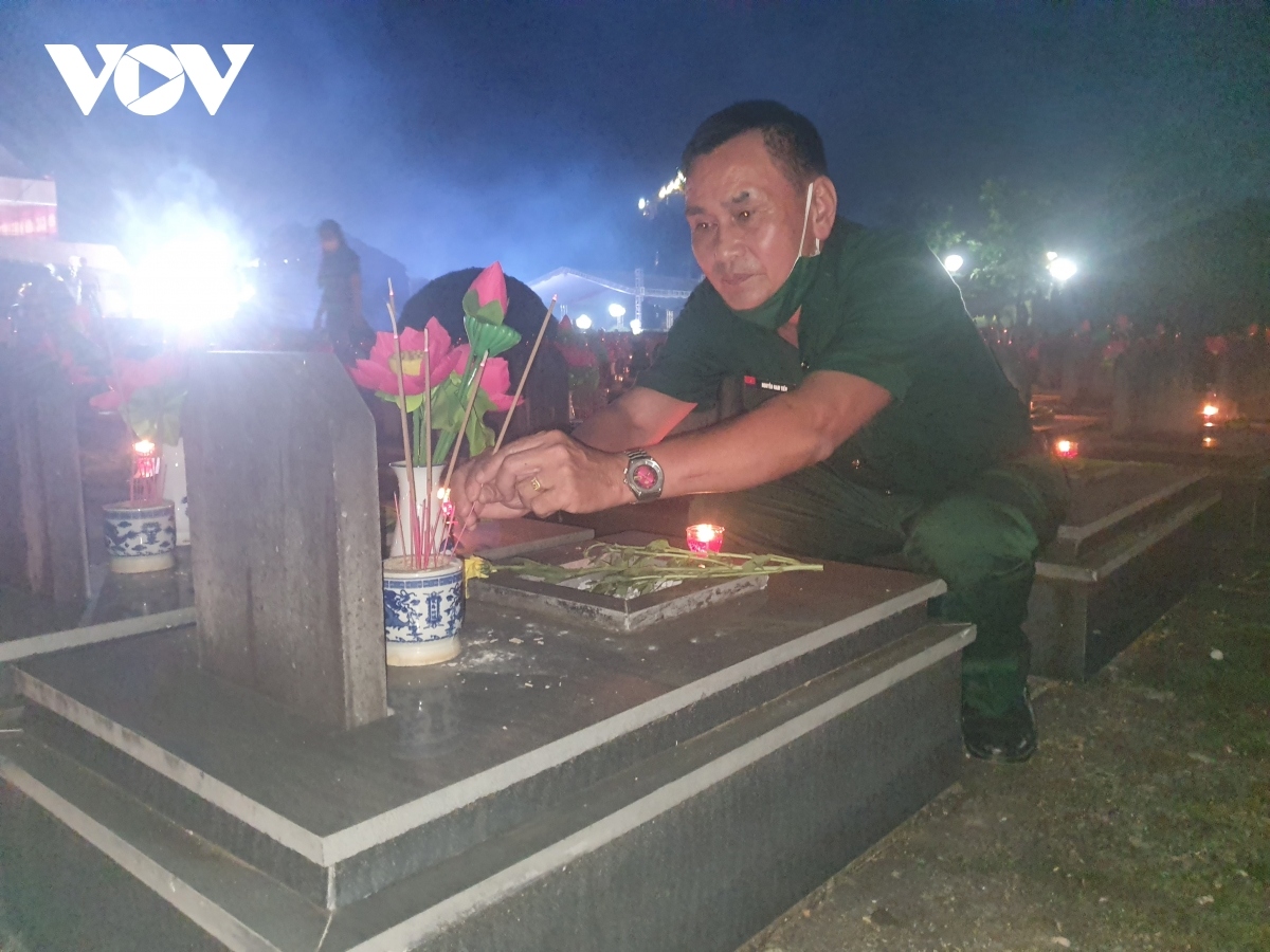 A war veteran in Hau Giang province pays tribute to his fallen comrades.