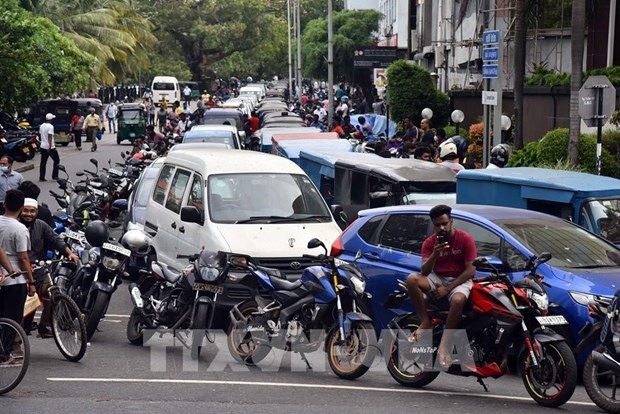 Vehicles line up to wait for fuel refilling in Colombo city of Sri Lanka on July 7, 2022. (Photo: Xinhua/VNA)