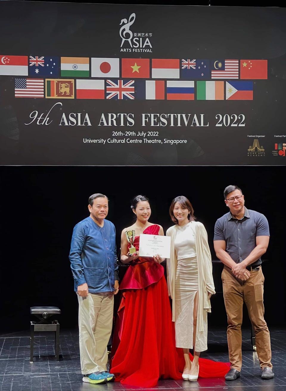 Thuy Van (second from left) wins top prize at Asia Arts Festival 2022
