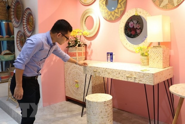 A visitor explores products at the exhibition. (Photo: Xuan Anh/VNA)