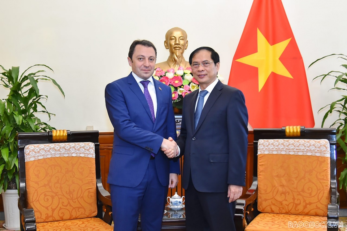 Foreign Minister Bui Thanh Son welcomes Azerbaijani Deputy Foreign Minister Elnur Mammadov to Hanoi for the second political consultation between the two Foreign Ministries. (Photo: baoquocte.vn)