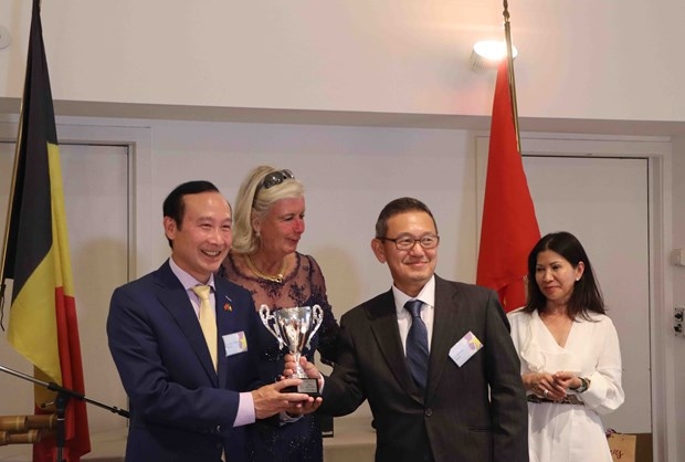 Ambassador of Vietnam to Belgium and Luxembourg and head of the Vietnamese Mission to the EU Nguyen Van Thao (left) presents the trophy to the winner of the Vietnam Ambassador’s Cup 2022.