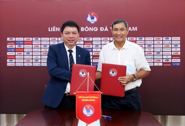 VFF General Secretary Le Hoai Anh and coach Mai Duc Chung (right) shake hands after signing a one-year contract in Hanoi on August 8. Photo of VFF