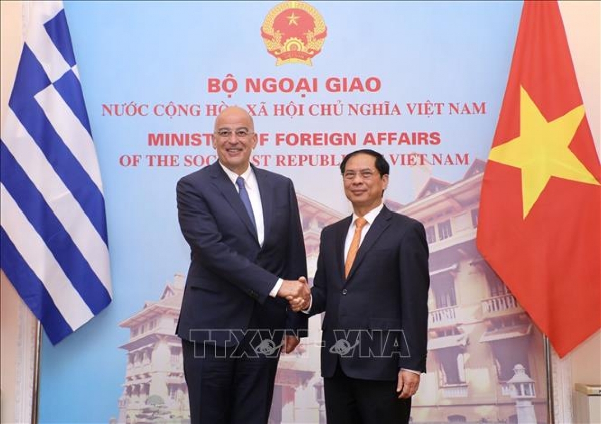 Foreign Minister Bui Thanh Son welcomes his Greek counterpart Nikolaos Dendias.