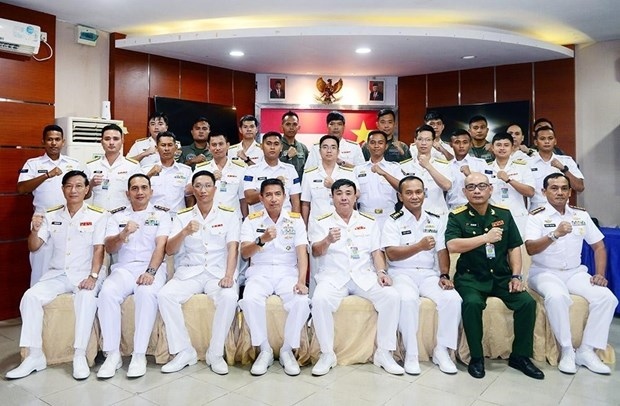 Naval officers of Vietnam and Indonesia (Photo: VNA)