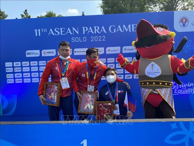 Vo Huynh Anh Khoa (middle) wins the country’s first gold medal at the 2022 APG (Photo: VNA)