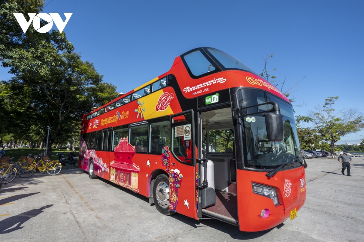 The double-decker bus is painted red, the main colour which is associated with the colours of the Hue royal court. The vehicle has a built-in narration system in nine languages ​​in order to help visitors gain a greater understanding of the various famous tourist attractions throughout the city.