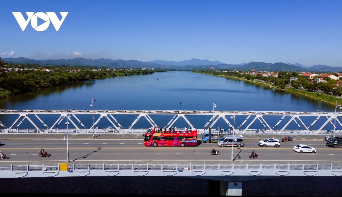 The bus travels through Da Vien bridge.