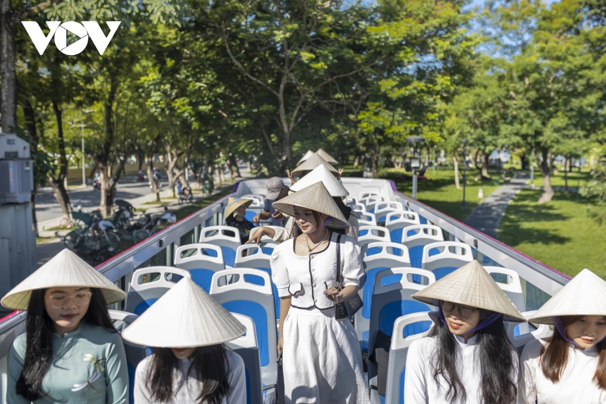 Each tourist is given a Non La (palm conical hat) as a special gift when joining the tour.