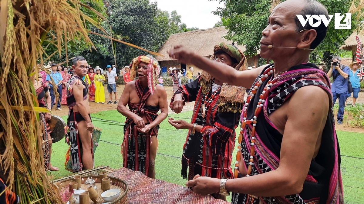 Elderly people perform a ritual to show their sincere thanks to the genies.