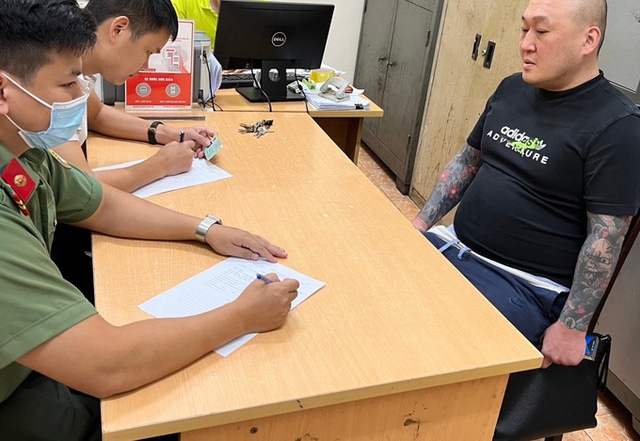 Han Hyunsik (R) in the police station for statement. (Photo: the police)