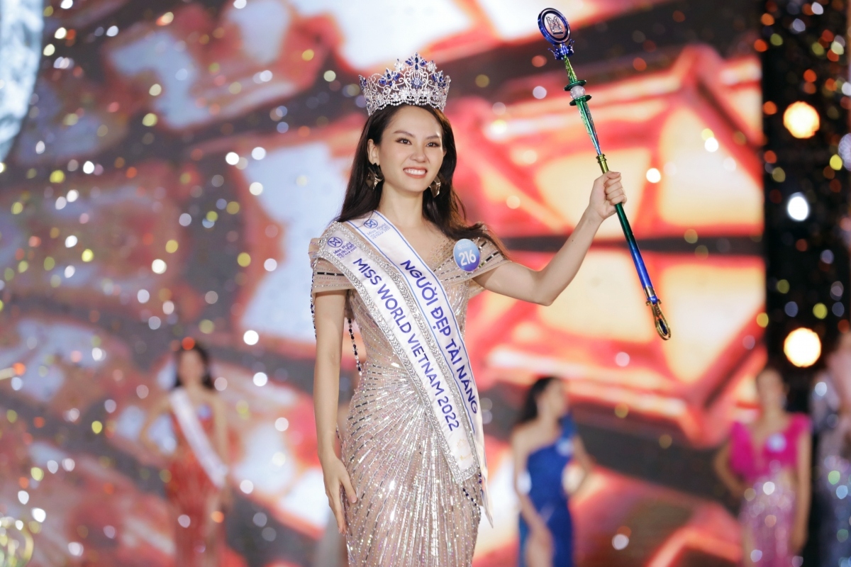 The 23-year-old beauty puts on a brilliant performance to convince the judges and spectators of her qualities.