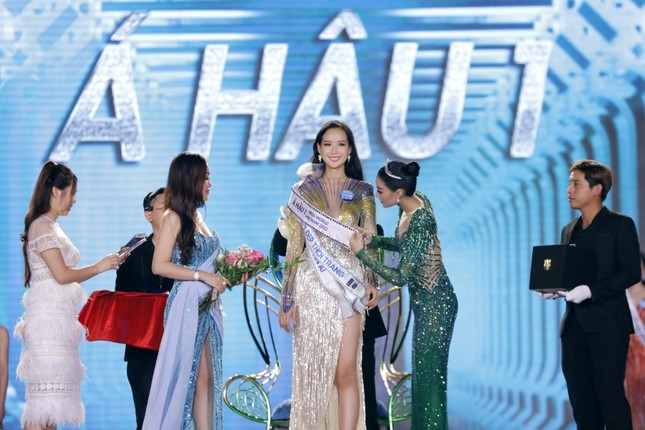 Le Nguyen Bao Ngoc, 21, of Can Tho wins the first runner-up title at Miss World Vietnam 2022. She is the tallest contestant taking part in the pageant at 1.85 metres and with body measurements of 87-63-98 cm.