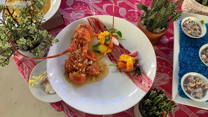 The highlight of the event is performances by various artisans who come together in order to create a record of 100 lobster-made dishes.