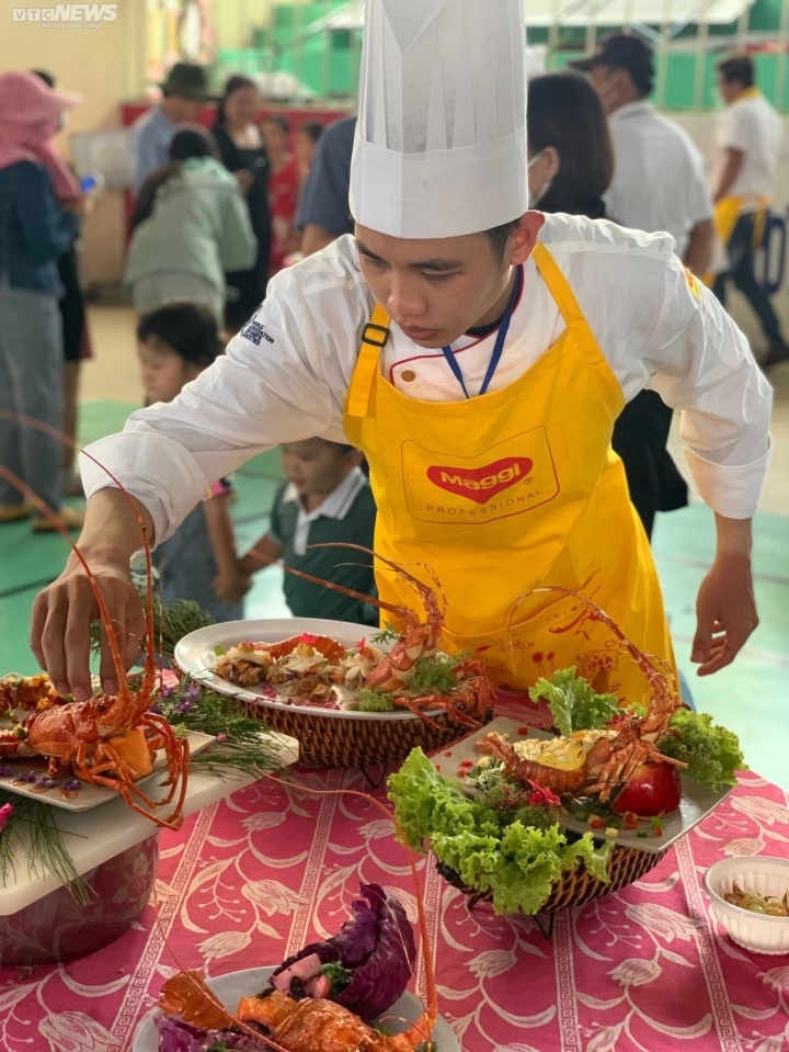 As many as 100 chefs nationwide are divided into 25 teams as they work as a team to cook the dishes.