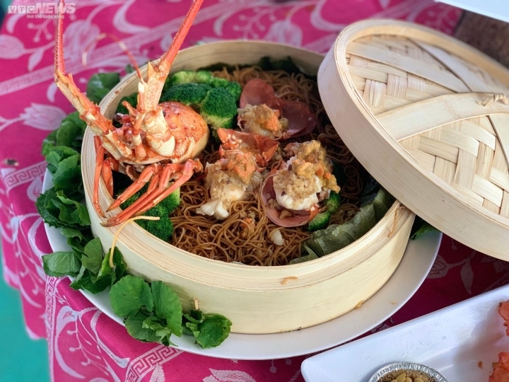 With 100 lobster-made dishes produced at once, Phu Yen province has now been officially recognised as hosting an event processing the highest number of lobster-made dishes in the nation.