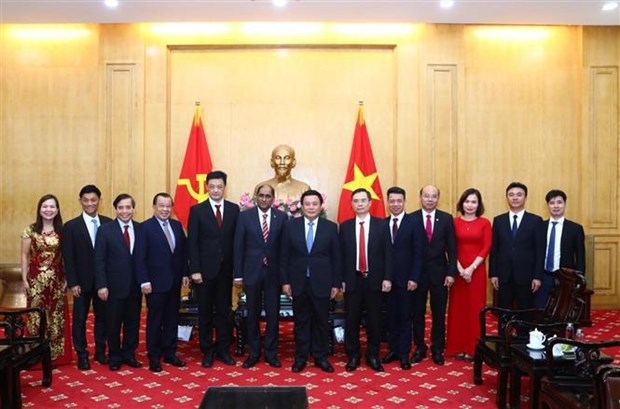 Delegates at the working session pose for a group photo. (Source: VNA)