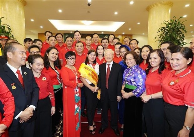 Party General Secretary Nguyen Phu Trong (front, fourth from right) and VRC delegates at the meeting