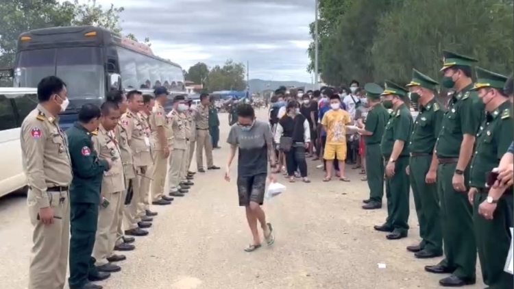 Cambodian functional forces hand over Vietnamese citizens to the Border Force of An Giang province.
(Photo: An Giang Border Guard)