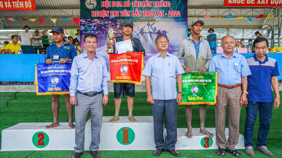 The winners will vie for the 27th An Giang Television Cup due to take place on September 24 in Tinh Bien district.