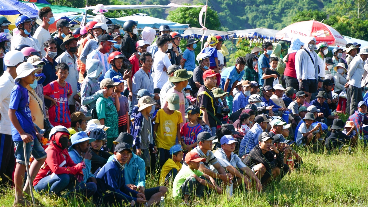 Spectators endure the scorching sun from around 7 a.m. until the end of the race at around 11 a.m.