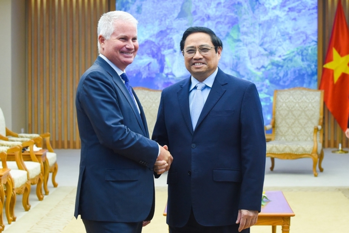 Prime Minister Pham Minh Chinh (R) welcomes Charles Kaye, director general of Warburg Pincus (Photo:VGP)