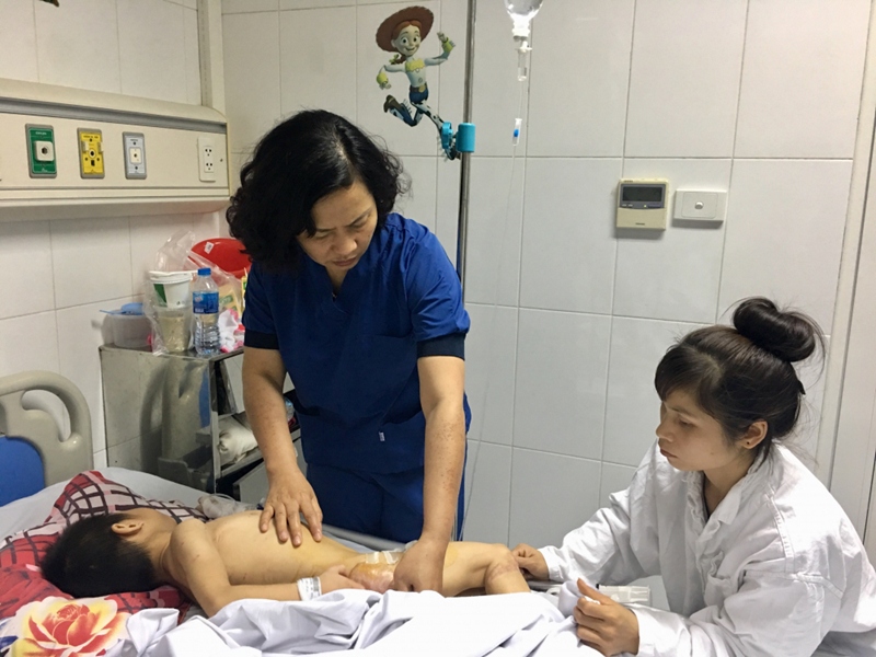 A boy is treated for serious dog bites (Photo: Vietnam - Germany Hospital)