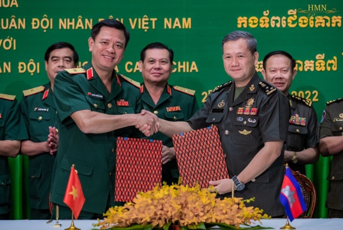 Vietnam  and Cambodia intensify the fight against transnational crime.
​​​​​​ Image source: Facebook General Hun Manet (R).