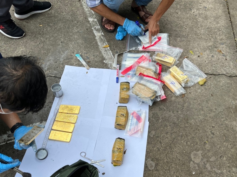 Hundreds of kilograms of gold have been seized by the police. (Photo: cand.com.vn)
