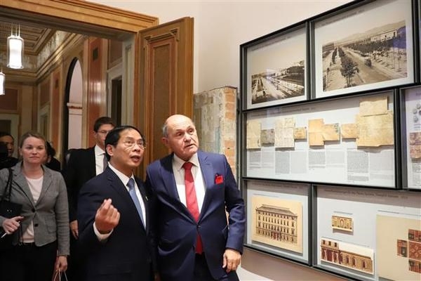 President of the Austrian National Council, Wolfgang Sobotka, introduces the Government building to Vietnamese FM. (Photo: VNA) 