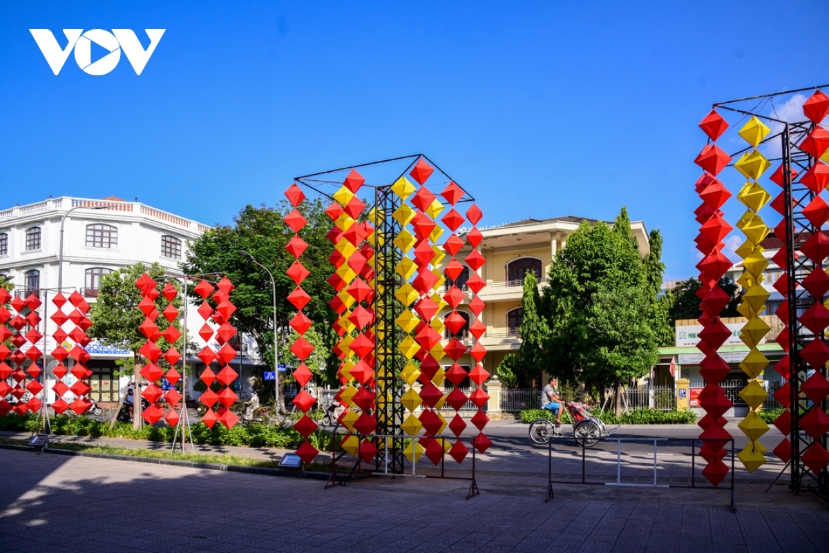 The Mid-Autumn Festival is celebrated on the 15th day of the eighth month, in accordance to the lunar calendar. Lanterns are hung out throughout Hue City in order to welcome the start of the festival.