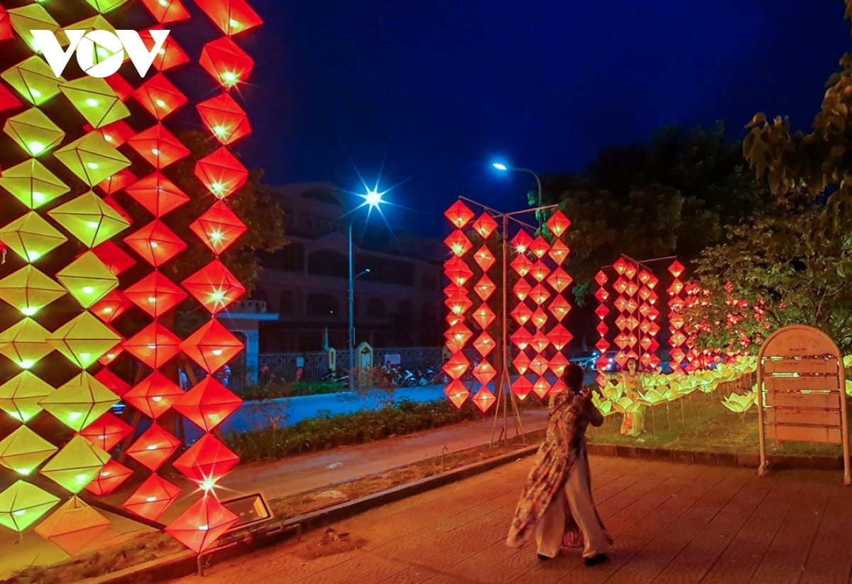 Tourists are thoroughly excited at having the chance to snap photos at the lantern festival.