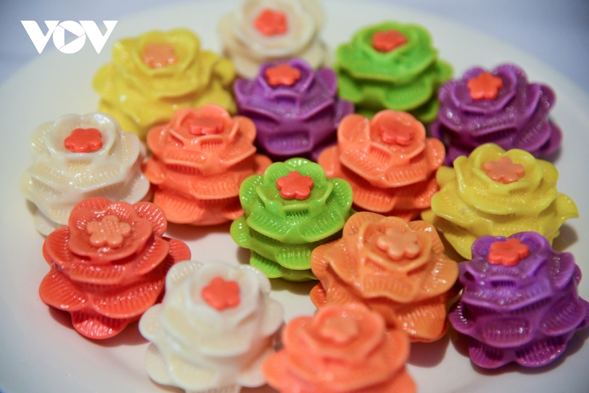 Cakes are an indispensable part of a typical tray for the Mid-Autumn Festival.