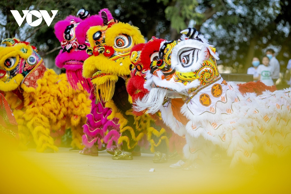 Immediately after the opening ceremony held at Thuong Bac Park, locals join in a parade running through the main streets of Hue.