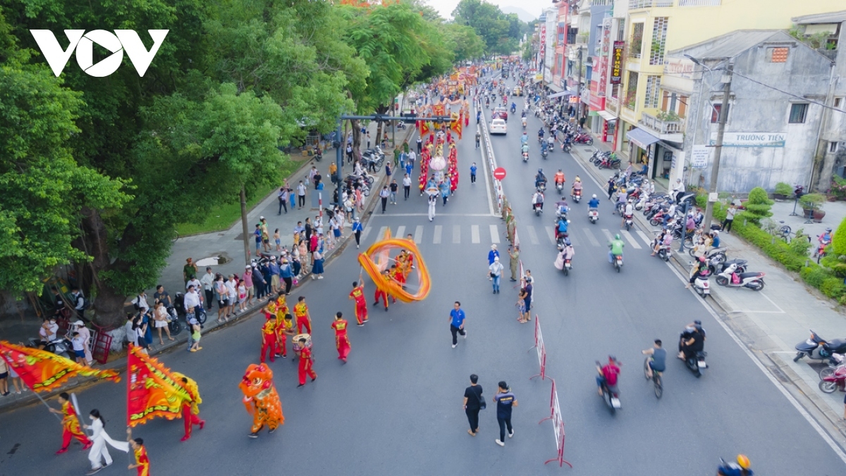 Art performances held on streets to the north of Truong Tien Bridge draws great attention from the public.